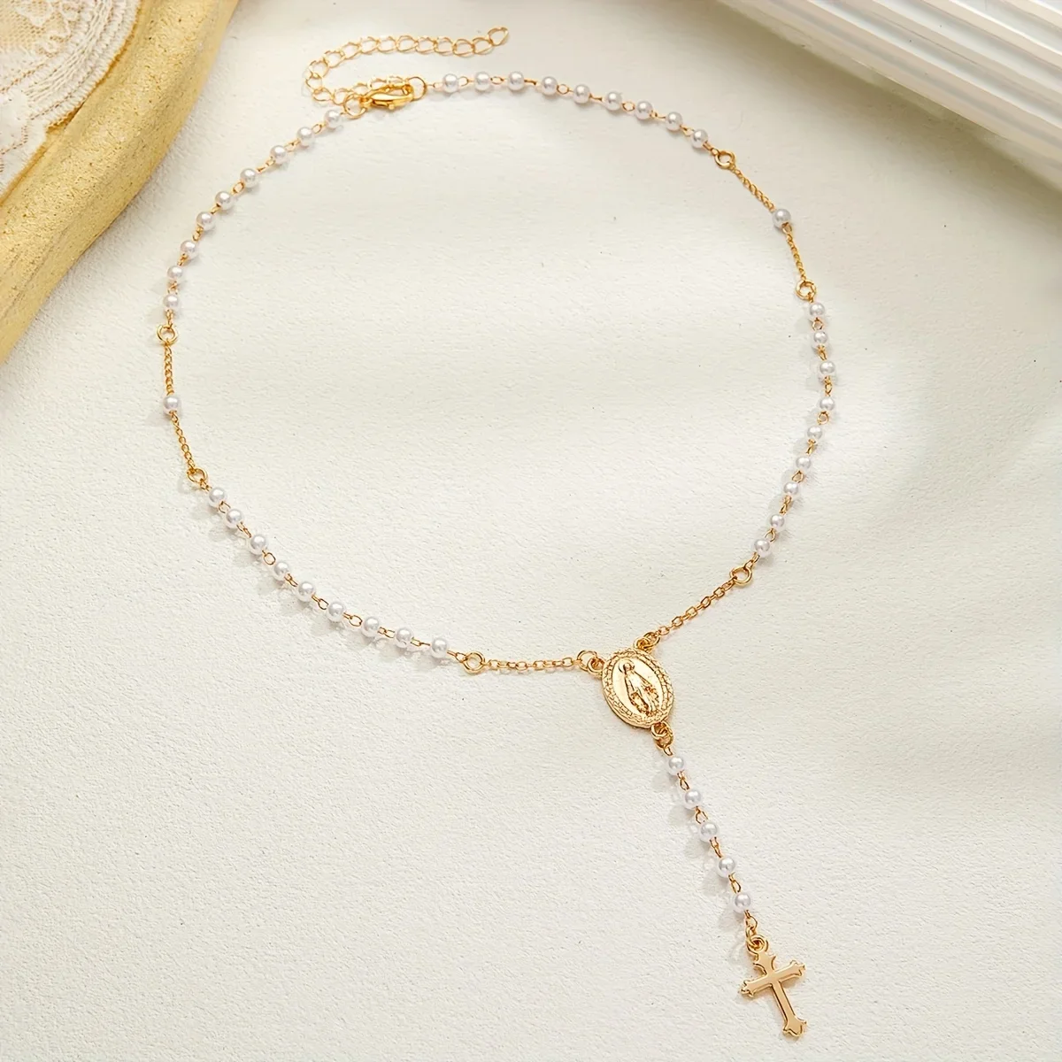 A Classic And Elegant Golden C - Jewelry Making Event recensie en prijs