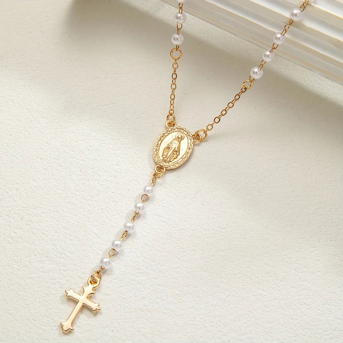 A Classic And Elegant Golden C - Jewelry Making Event recensie en prijs